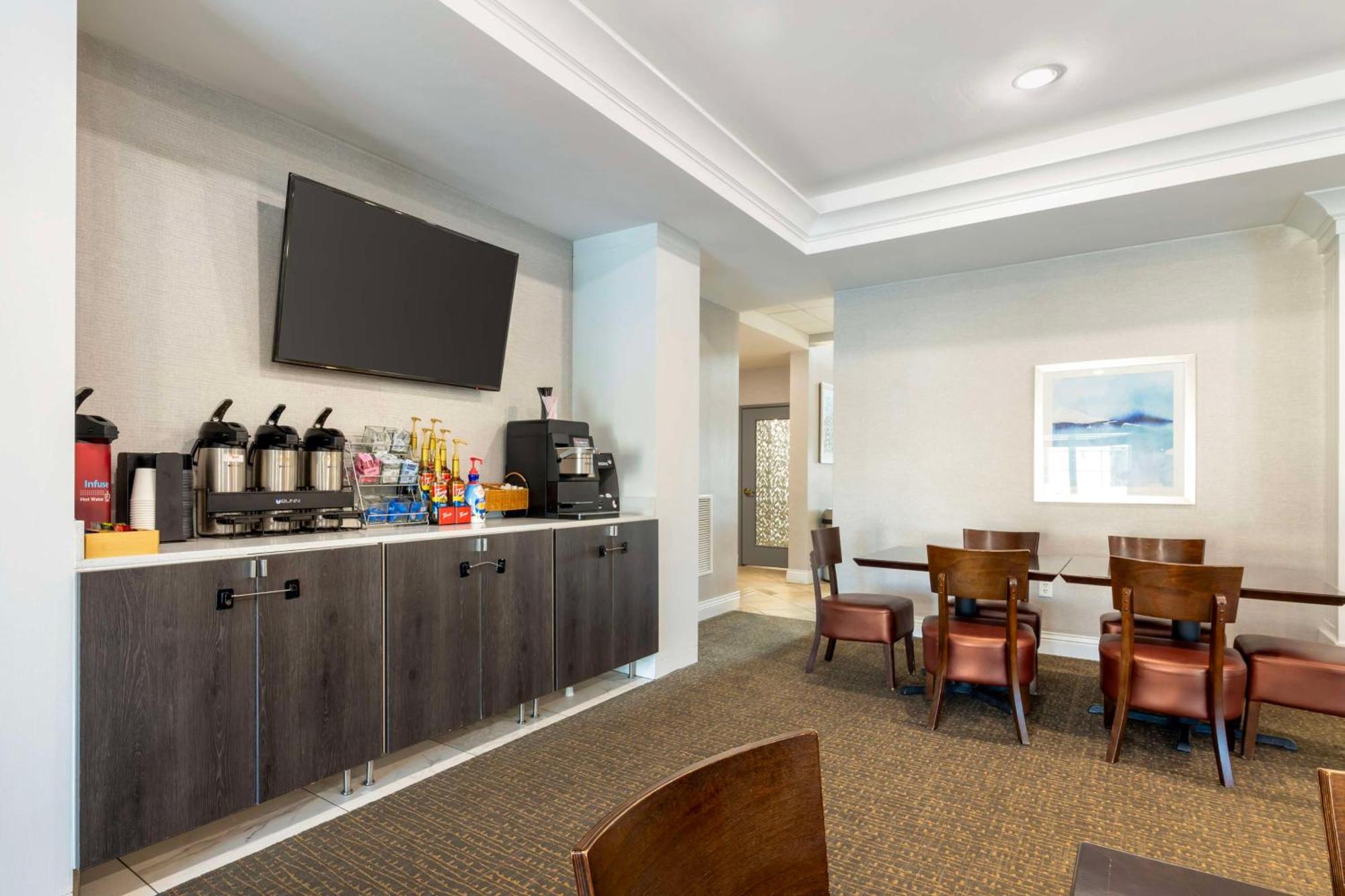Best Western Plus Appleton Airport Mall Hotel מראה חיצוני תמונה