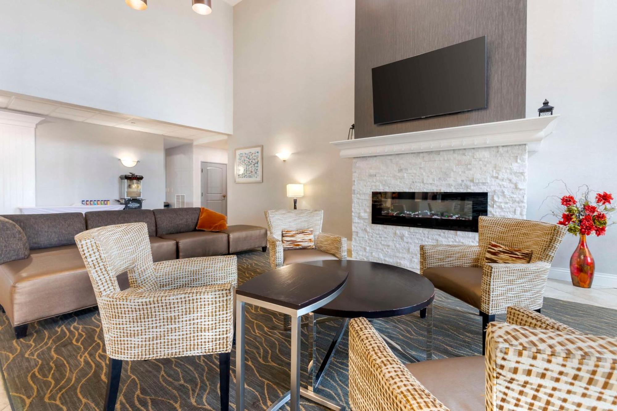 Best Western Plus Appleton Airport Mall Hotel מראה חיצוני תמונה